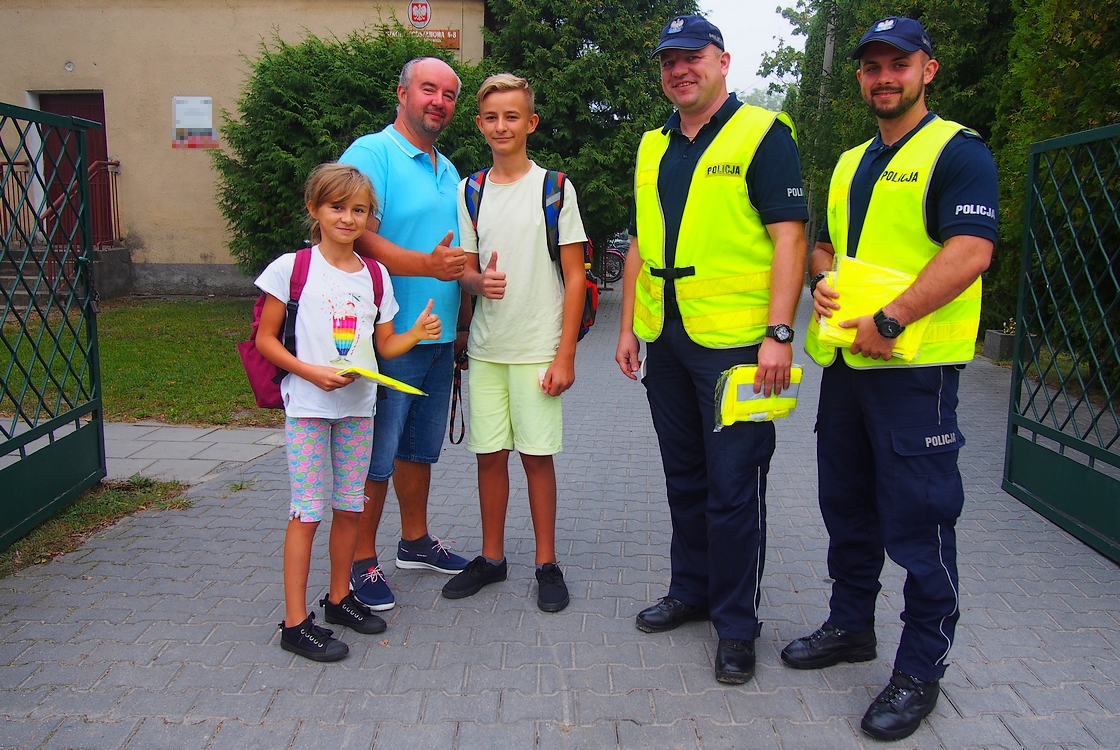 Bezpieczna Droga Do Szko Y Odblaskowe Dzia Ania Policjant W Z