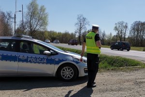 Policjant z WRD KPP w Otwocku podczas działań kontrolnych