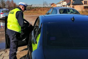 Policjant z otwockiej drogówki podczas działań kontrolnych