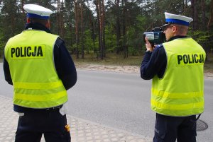 Policjanci z WRD KPP w Otwocku podczas pomiarów prędkości