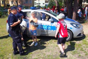 Policjanci podczas festynu w Szkole Podstawowej nr 12 w Otwocku