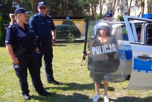 Policjanci podczas festynu w Szkole Podstawowej nr 12 w Otwocku