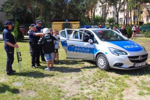 Policjanci podczas festynu w Szkole Podstawowej nr 12 w Otwocku