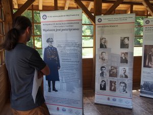 Policyjna prezentacja i wystawa poświęcona podinspektorowi Marianowi Kozielewskiemu w Centrum Edukacji Leśnej w Celestynowie