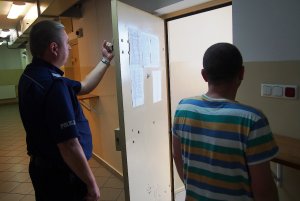 Policjant podczas czynności z podejrzanym 35-latkiem z Mołdawii