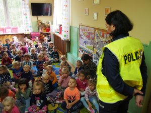 Dzielnicowi z policjantami prewencji na spotkaniu w Przedszkolu Miejskim nr 4 w Otwocku