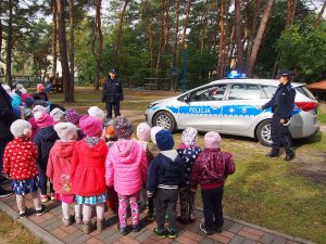 Dzielnicowi z policjantami prewencji na spotkaniu w Przedszkolu Miejskim nr 4 w Otwocku