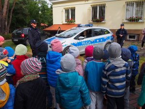 Dzielnicowi z policjantami prewencji na spotkaniu w Przedszkolu Miejskim nr 4 w Otwocku