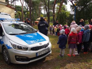 Dzielnicowi z policjantami prewencji na spotkaniu w Przedszkolu Miejskim nr 4 w Otwocku