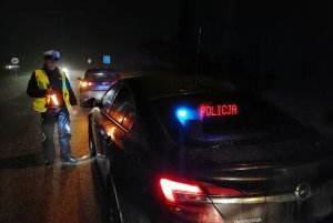 Policjanci z otwockiej drogówki podczas kontroli oświetlenia (arch. KPP Otwock)