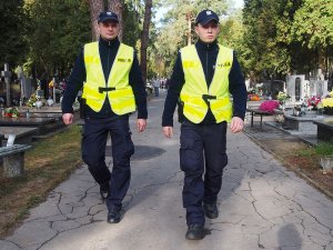 Policjanci z prewencji patrolują otwocki cmentarz
