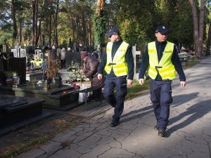 Policjanci z prewencji patrolują otwocki cmentarz