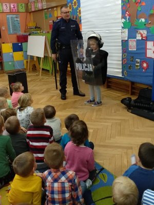 Przedszkolne prelekcje z policjantami w otwockim „Grymusiu”