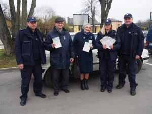 „Biała Wstążka” w gminie Wiązowna, dzielnicowi z profilaktykami razem przeciw przemocy
