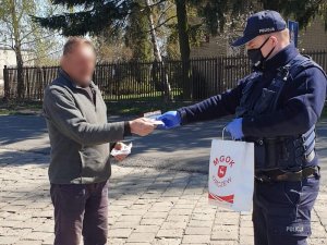Policjanci rozdawali maseczki, wspierając inicjatywę społeczną Urzędu Miejskiego w Karczewie