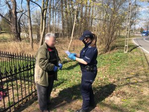 Policjanci rozdawali maseczki, wspierając inicjatywę społeczną Urzędu Miejskiego w Karczewie