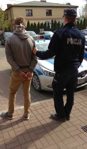 Policjant z Józefowa podczas czynności z podejrzanym