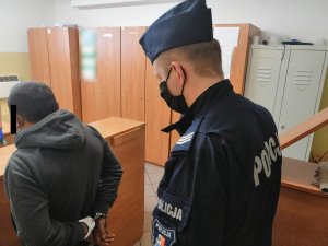 Policjant podczas czynności z 35-letnim obywatelem Rumunii