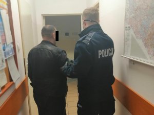 Policjant podczas czynności z 27-letnim obywatelem Rumunii