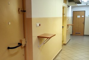 Pomieszczenie dla osób zatrzymanych w otwockiej komendzie