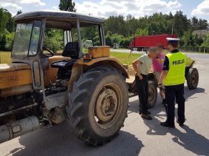 Policjanci podczas działań kontrolnych traktorzystów