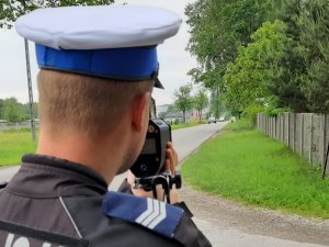 Policjanci z otwockiej drogówki podczas kontroli w Rzakcie (gm.Wiązowna)