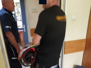 Policjant podczas czynności z zatrzymanym
