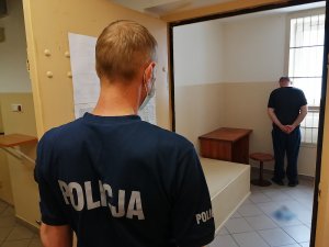 Policjant podczas czynności z zatrzymanym