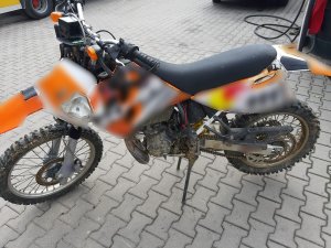 Motocykl zabezpieczony na parkingu depozytowym