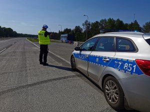 Policjanci podczas działania weekendowych - kontrole i pomiary prędkości