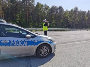 Policjanci podczas działania weekendowych - kontrole i pomiary prędkości