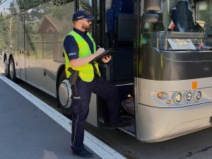 Policjanci podczas kontroli autobusów (Arch. KPP Otwock)