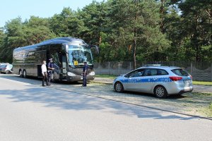 Policjanci podczas kontroli autobusu