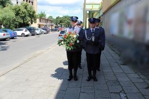 Złożenie kwiatów i honor oddany w miejscu tragicznej śmierci policjanta
