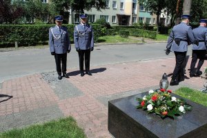 Złożenie kwiatów i honor oddany w miejscu tragicznej śmierci policjanta