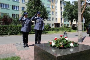 Złożenie kwiatów i honor oddany w miejscu tragicznej śmierci policjanta