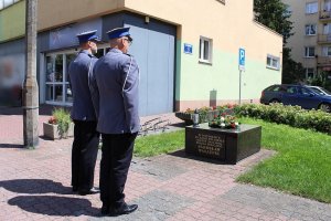 Złożenie kwiatów i honor oddany w miejscu tragicznej śmierci policjanta