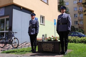 Złożenie kwiatów i honor oddany w miejscu tragicznej śmierci policjanta
