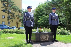 Złożenie kwiatów i honor oddany w miejscu tragicznej śmierci policjanta