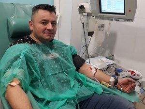 asp. szt. Paweł Smoliński podcza jednej z akcji honorowego oddawania krwi