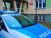 Na zdjęciu jest oznakowany radiowóz, w tle widać wejście do Komendy Powiatowej Policji w Otwocku.