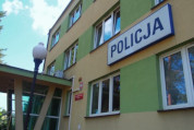 Na zdjęciu widać wejście do Komendy Powiatowej Policji w Otwocku.