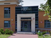 Na zdjęciu widać wejście do budynku Komisariatu Policji w Józefowie.