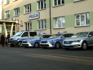 Na zdjęciu widać radiowozy ustawione w szeregu przed budynkiem Komendy Powiatowej Policji w Otwocku.