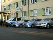 Na zdjęciu są radiowozy ustawione w szeregu przed budynkiem Komendy Powiatowej Policji w Otwocku.