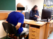Na zdjęciu widać siedzącego przy biurku mężczyznę, który ma założone kajdanki na ręce trzymane z tyłu. Po drugiej stronie biurka, naprzeciwko mężczyzny, siedzi policjantka. Na biurku jest komputer i są dokumenty.