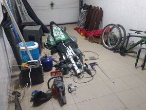 Na zdjęciu widać różnego rodzaju przedmioty w garażu.