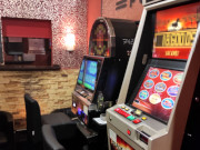 Na zdjęciu widać stojące obok siebie dwa automaty do gier.