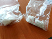 Na zdjęciu widać dwie torebki foliowe z zawartością białej substancji.