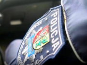 Na zdjęciu widać naszywkę policyjną na rękawie kurtki służbowego umundurowania.